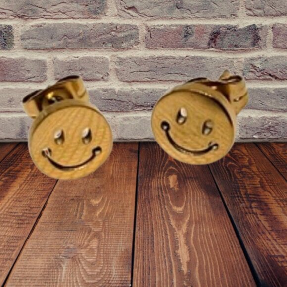 Smiley Face Round Stud Earrings Gold Tone One Size New - Picture 1 of 10